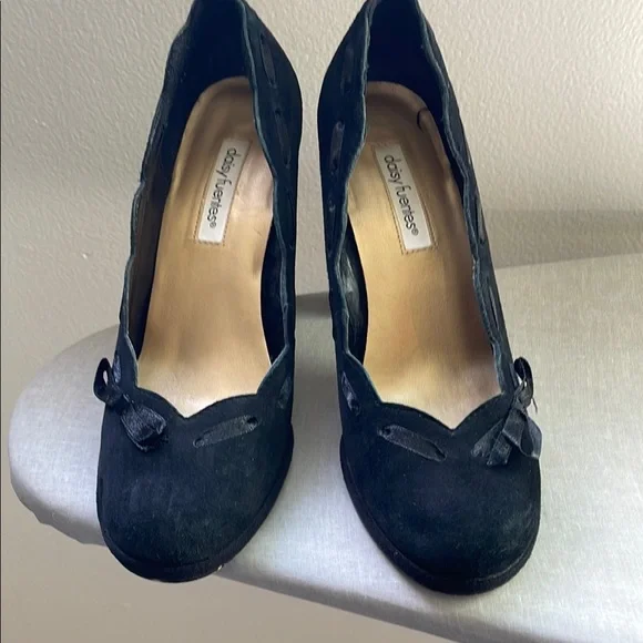 Daisy Fuentes Black Suede Scallop Laced Trim Heels Size 7 - Picture 6 of 10